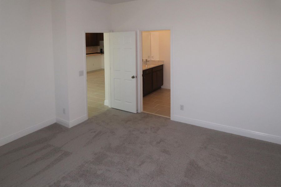 Spacious, unfurnished interior of a new home in Ridgeview, Clermont (Image 33).