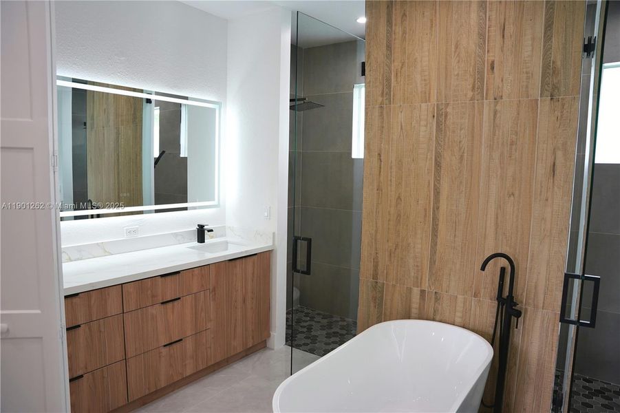 Furnished interior view inside a new home in , Cape Coral (Image 6).