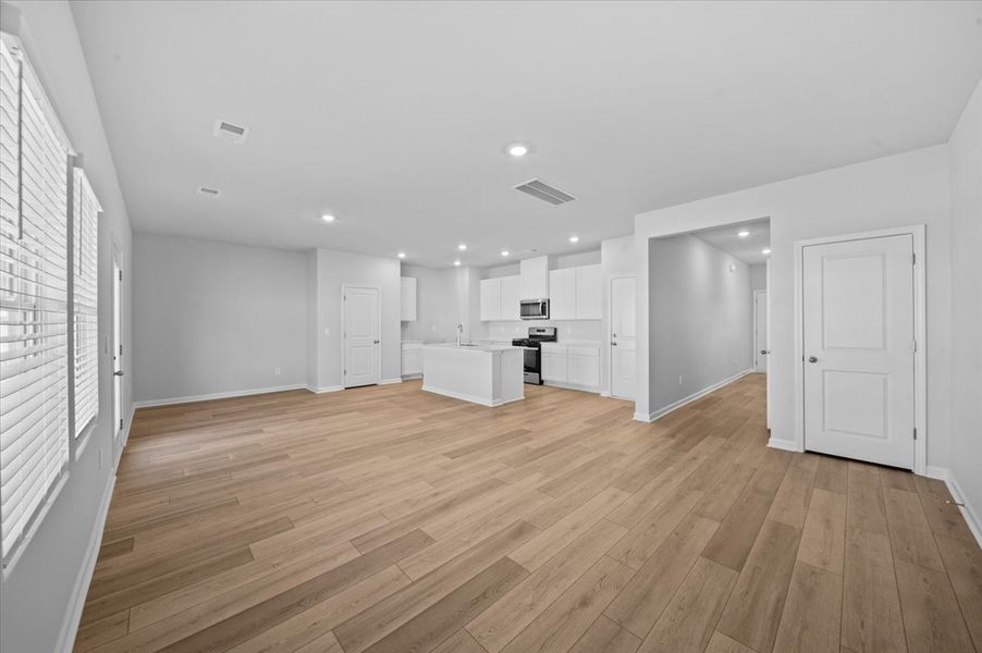 Spacious, unfurnished interior of a new home in Village at White Pine, Pendleton (Image 9).