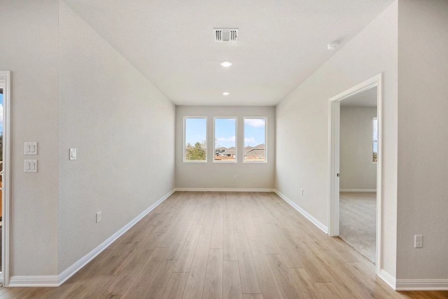 Spacious, unfurnished interior of a new home in The Colony, Bastrop (Image 30).