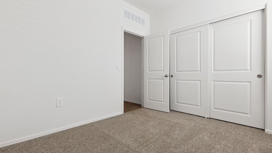 Spacious, unfurnished interior of a new home in Rio Rancho Estates, Wittmann (Image 25).