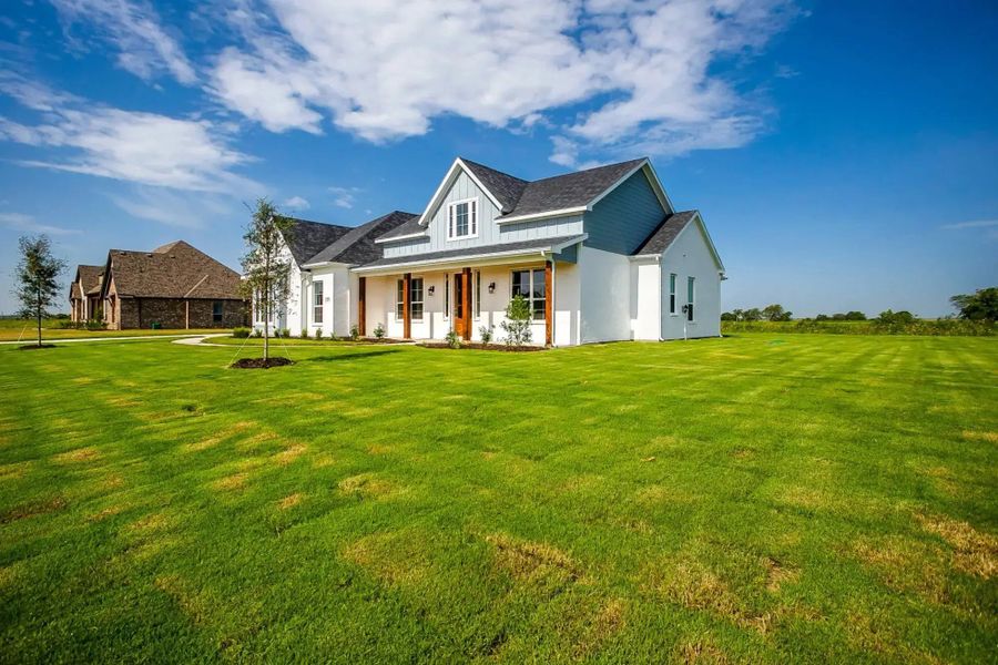 Representative exterior details of a home built from the The Paxton by Elmwood Custom Homes in Ranch at Stone Hill, Waxahachie (Image 9).