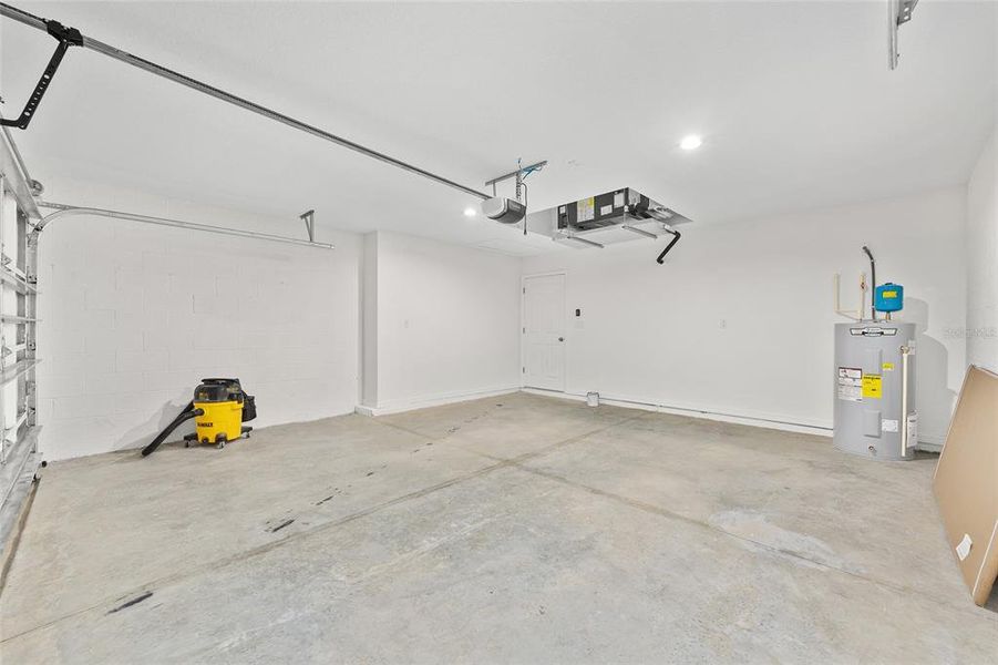 Spacious, unfurnished interior of a new home in , Dunnellon (Image 26).