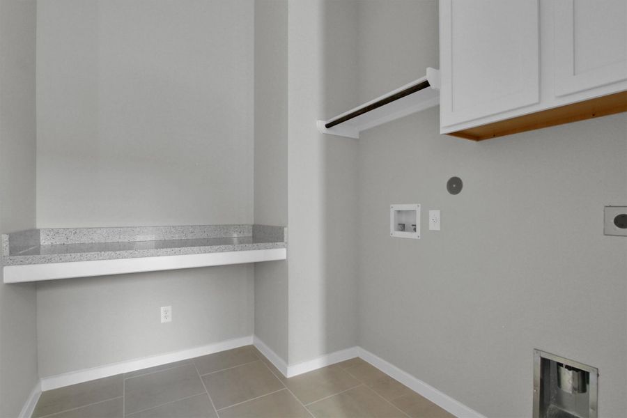 Spacious, unfurnished interior of a new home in Canterra Creek  60', Rosharon (Image 26).