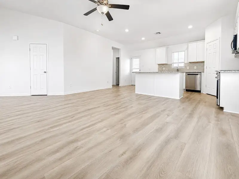 Spacious, unfurnished interior of a new home in , Dayton (Image 9).