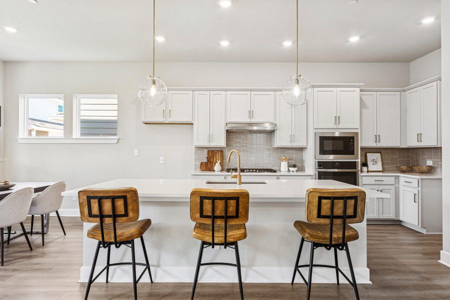 Kitchen (Staged) Kitchen (Staged)