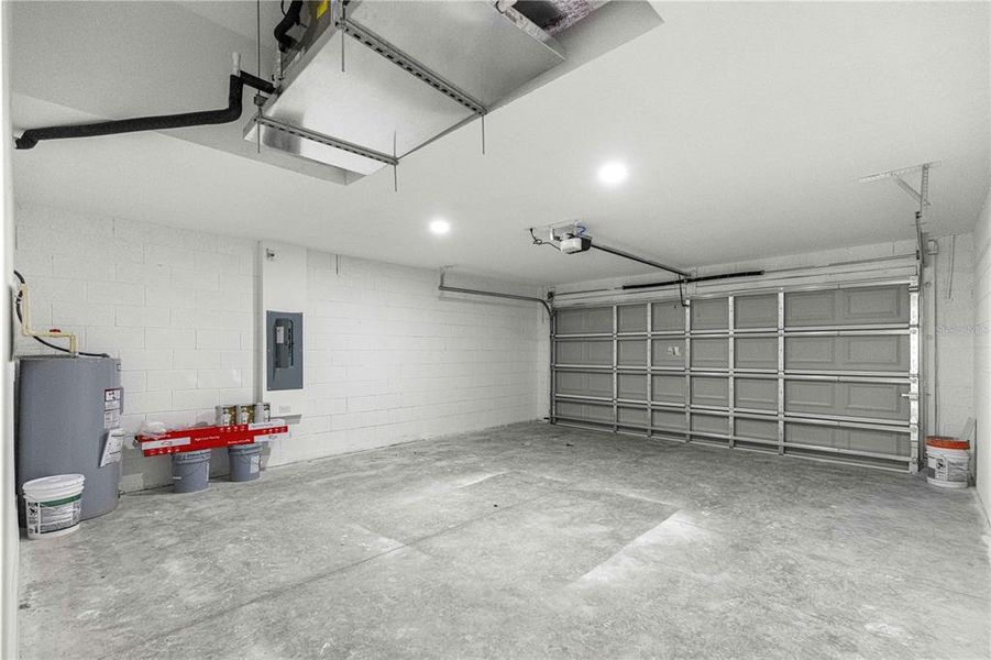 Spacious, unfurnished interior of a new home in , Ocklawaha (Image 31).