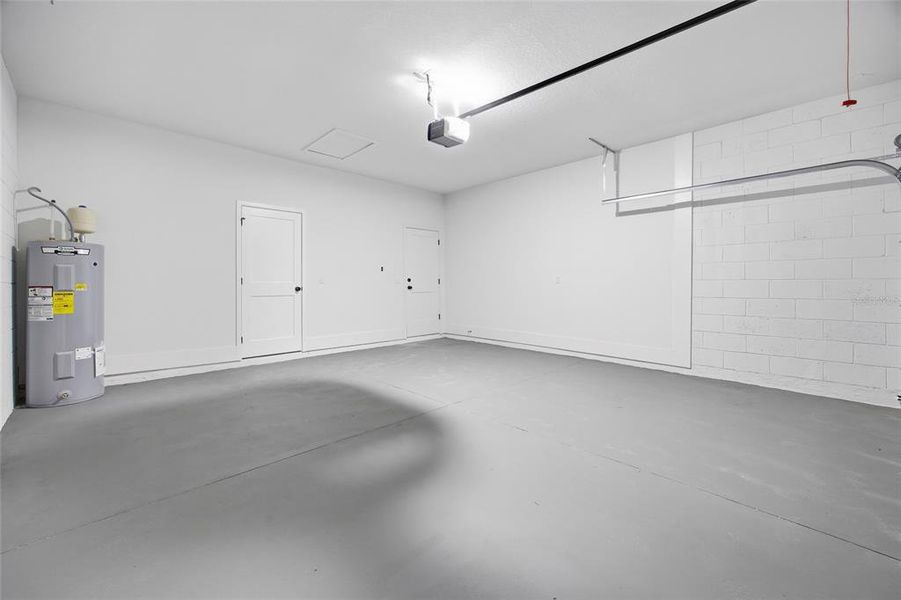 Spacious, unfurnished interior of a new home in , Citrus Springs (Image 27).