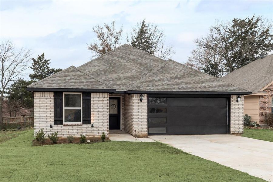 View of front facade with a garage and a front yard