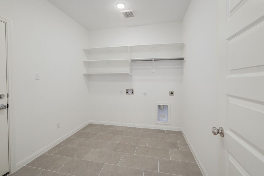 Spacious, unfurnished interior of a new home in Trinity Ranch, Elgin (Image 33).