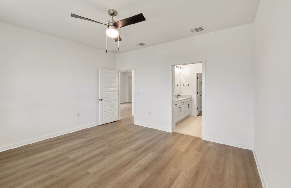 Spacious, unfurnished interior of a new home in Sun City Texas, Georgetown (Image 12).