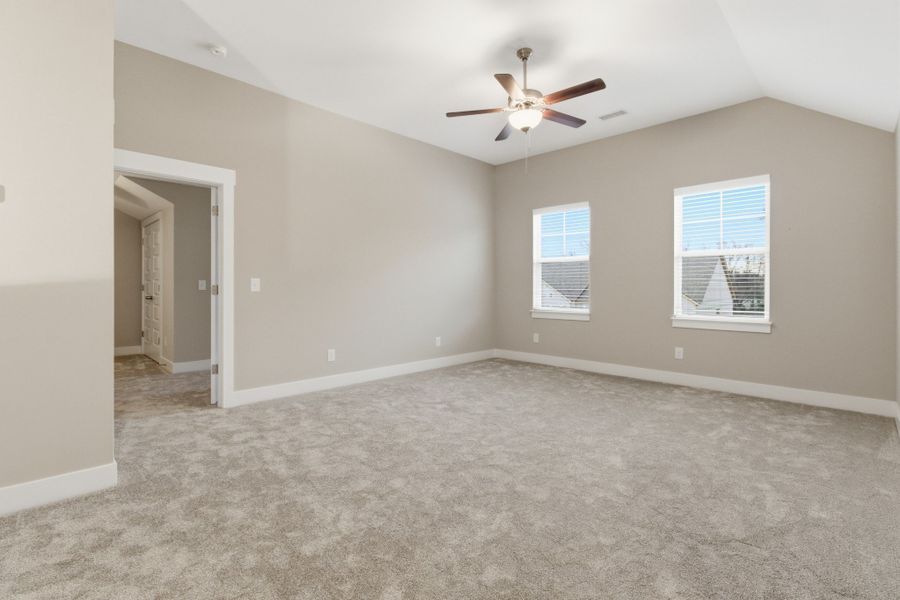 Spacious, unfurnished interior of a new home in Veterans Cove, Murfreesboro (Image 35).
