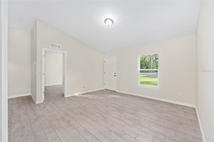 Spacious, unfurnished interior of a new home in , Ocala (Image 30).