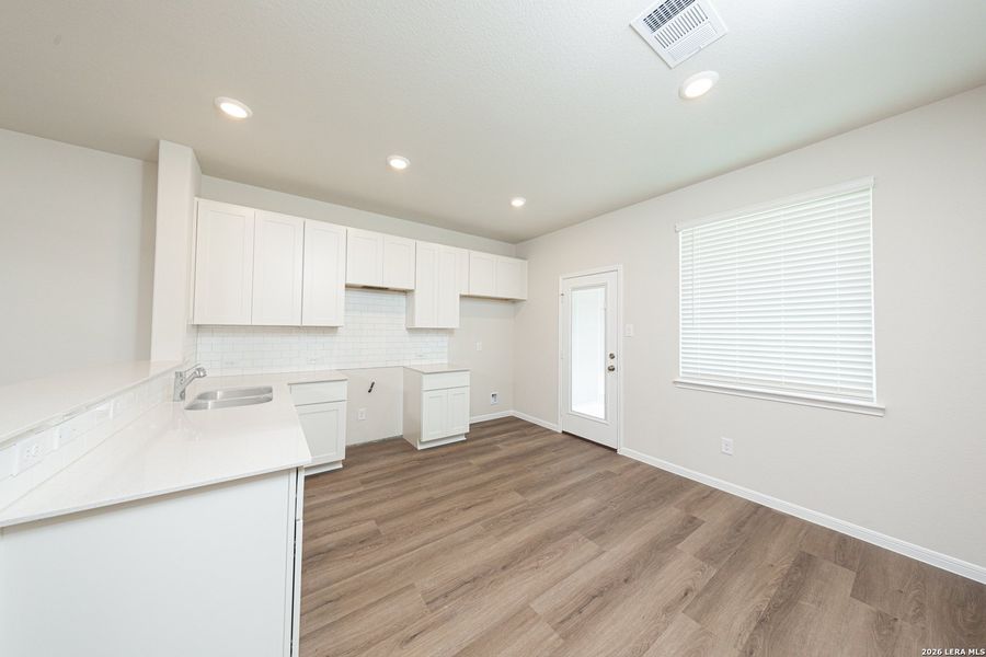 Spacious, unfurnished interior of a new home in Timber Creek, San Antonio (Image 9).