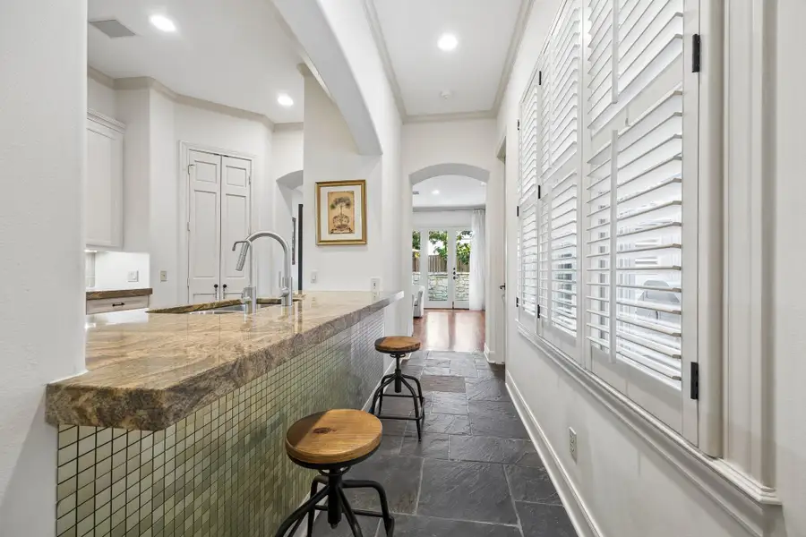 Breakfast Bar ! or wet bar for parties !