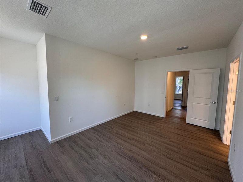 Spacious, unfurnished interior of a new home in , Orlando (Image 18).