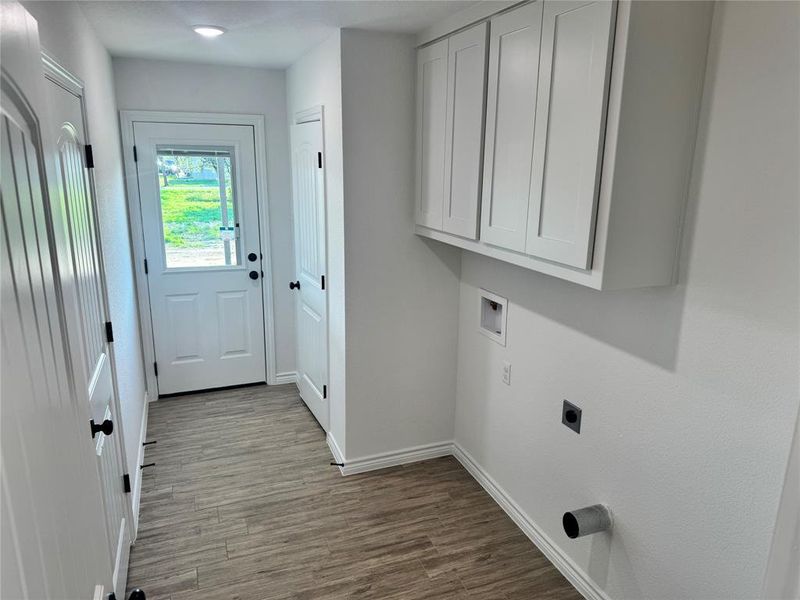 Image 4 of a home in Thomas Len Estates. Image 4 of a home in Thomas Len Estates.