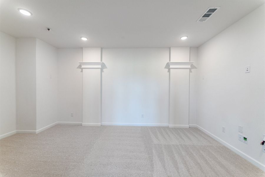 Spacious, unfurnished interior of a new home in Heath Golf & Yacht Club, Heath (Image 63).