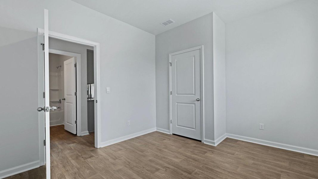 Spacious, unfurnished interior of a new home in Carolina Groves, Moncks Corner (Image 30).