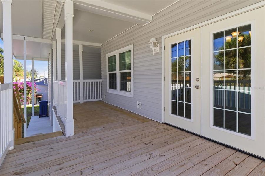 Exterior details and patio area of a home in , Venice (Image 18).