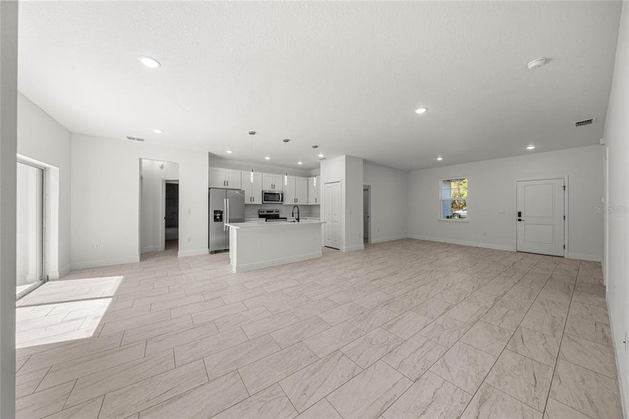Spacious, unfurnished interior of a new home in , Citrus Springs (Image 16).