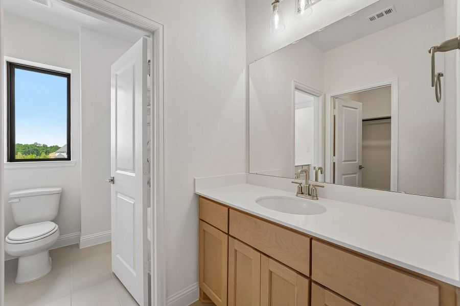 Furnished interior view inside a new home in Evergreen 70', Conroe (Image 19).