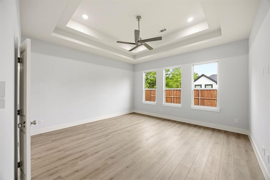 Spacious, unfurnished interior of a new home in , Tool (Image 16).