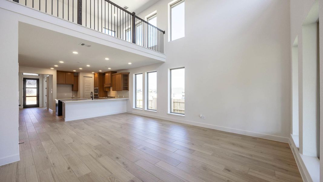 Spacious, unfurnished interior of a new home in Lariat 45', Liberty Hill (Image 13).