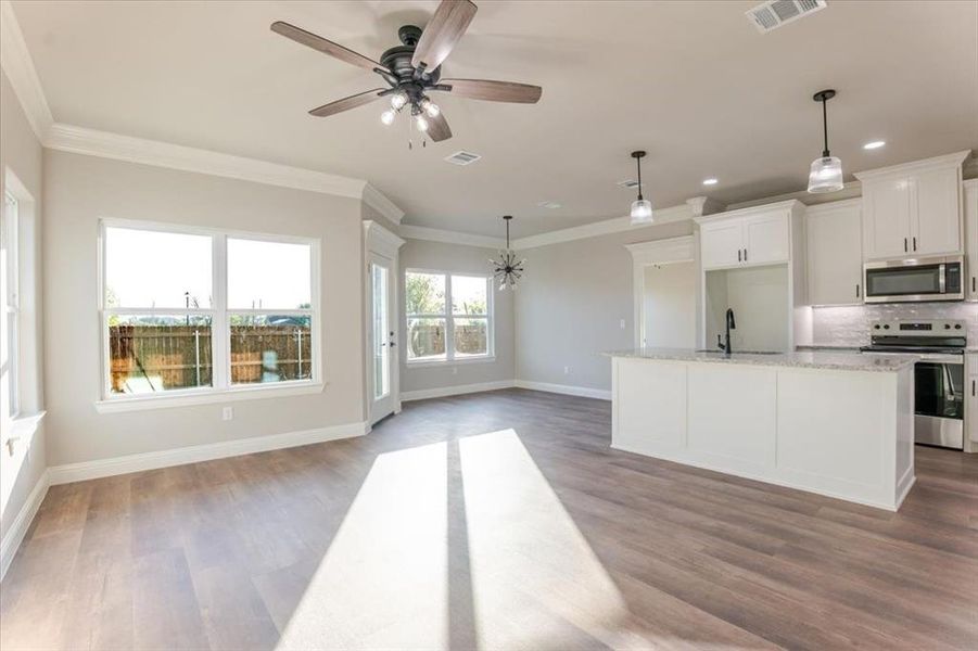 Spacious, unfurnished interior of a new home in , Tolar (Image 16).