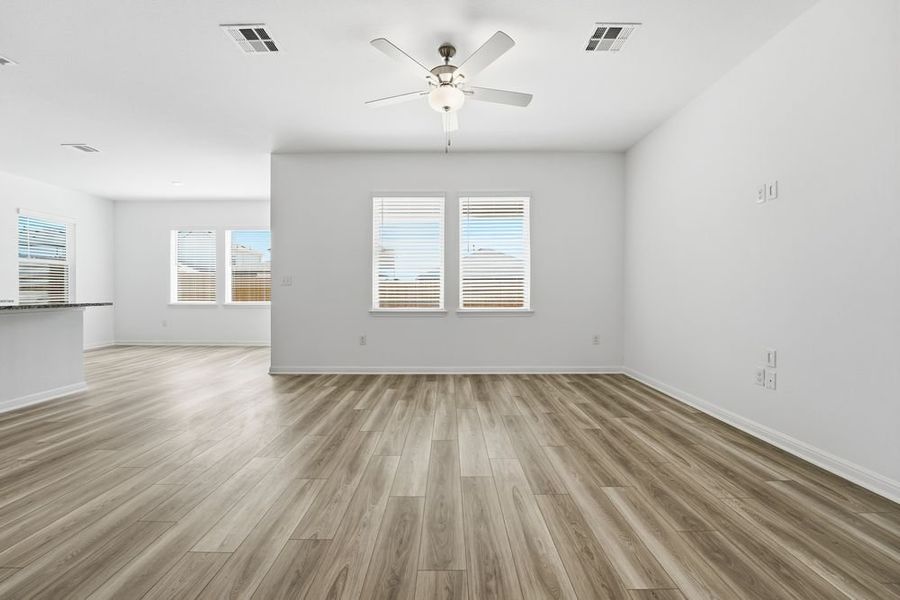 Spacious, unfurnished interior of a new home in Longview, Del Valle (Image 9).