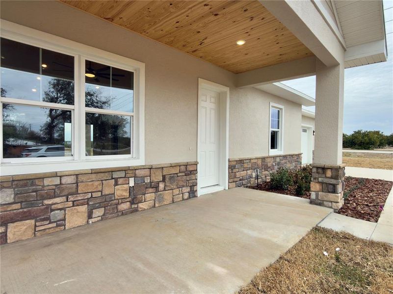 Exterior details and patio area of a home in , Avon Park (Image 3).