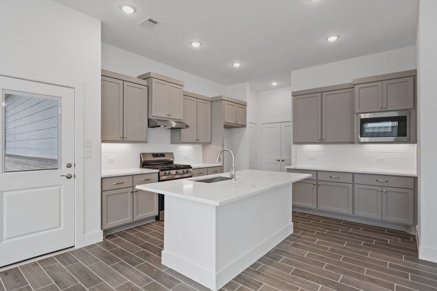 Image 40 representing the Oakmont by Chesmar Homes in Riceland Alley Loads, Mont Belvieu, TX.