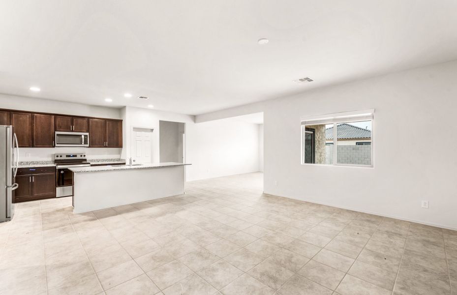 Spacious, unfurnished interior of a new home in El Rancho Santa Rosa, Maricopa (Image 14).