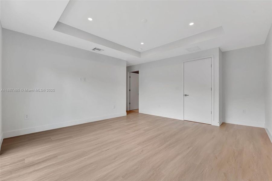 Spacious, unfurnished interior of a new home in , Coral Springs (Image 24).