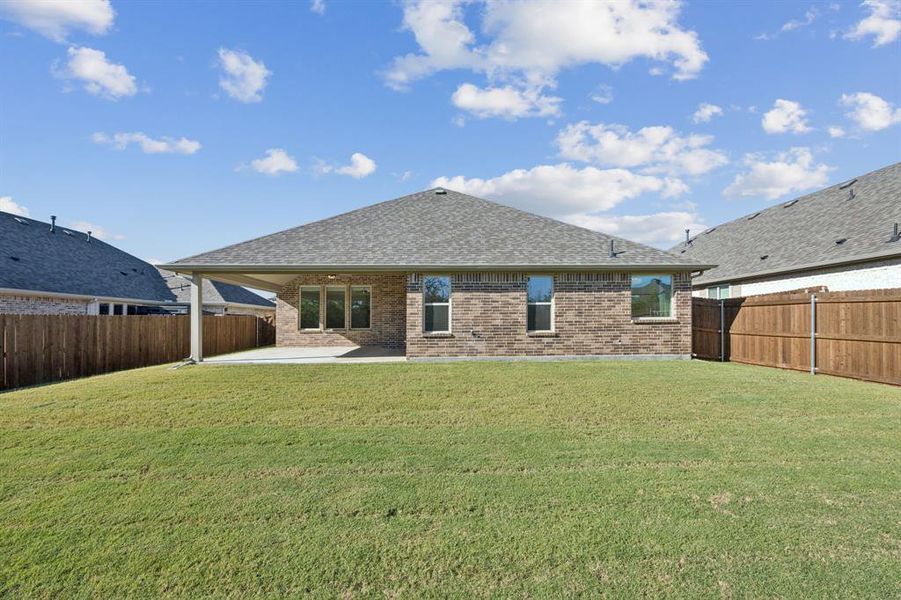 Exterior details and patio area of a home in Elevon, Lavon (Image 22).
