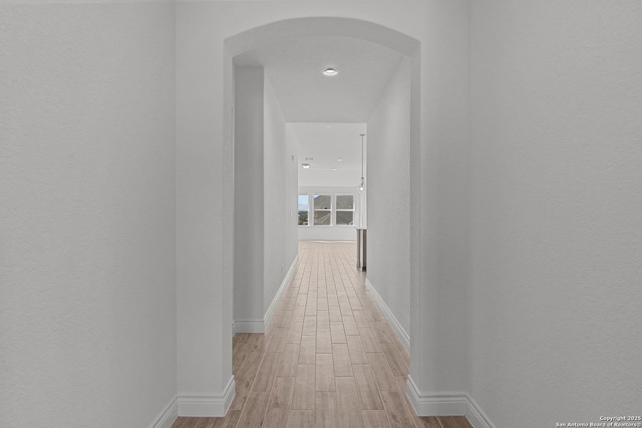 Spacious, unfurnished interior of a new home in Bison Ridge, San Antonio (Image 20).