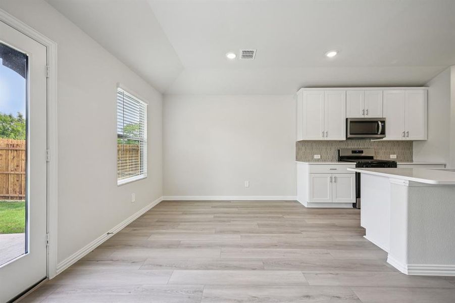 Spacious, unfurnished interior of a new home in Westmoor, Sherman (Image 18).