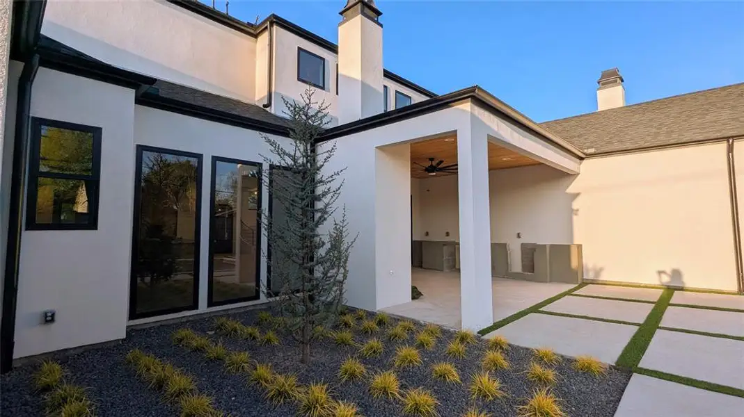 Exterior details and patio area of a home in , Dallas (Image 3).