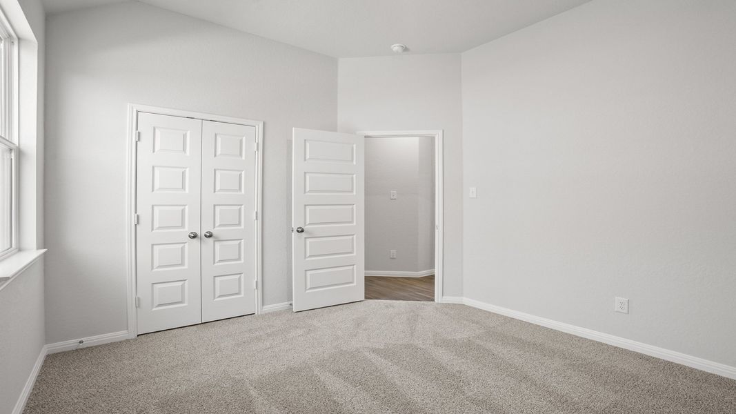 Spacious, unfurnished interior of a new home in Hunters Ranch, San Antonio (Image 13).