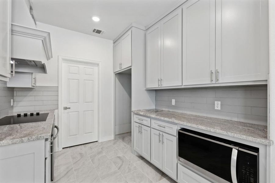 Beautiful kitchen with gorgeous finishes and cabinetry!