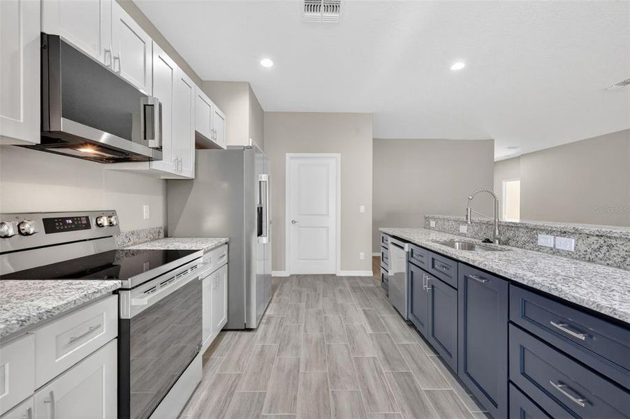 Furnished interior view inside a new home in , Umatilla (Image 10).