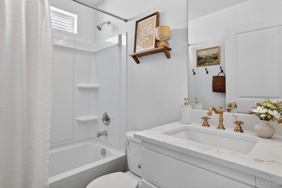 Full bath for secondary bedroom
