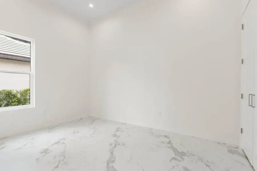 43-web-or-mls-116 Longview Way N-40