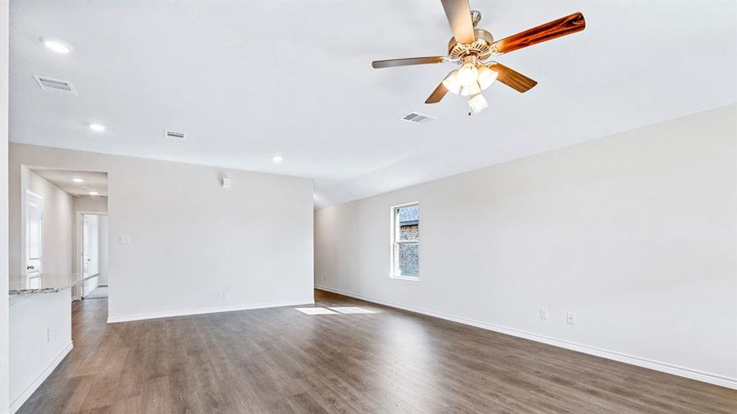 Spacious, unfurnished interior of a new home in Bel Air Village, Sherman (Image 11).