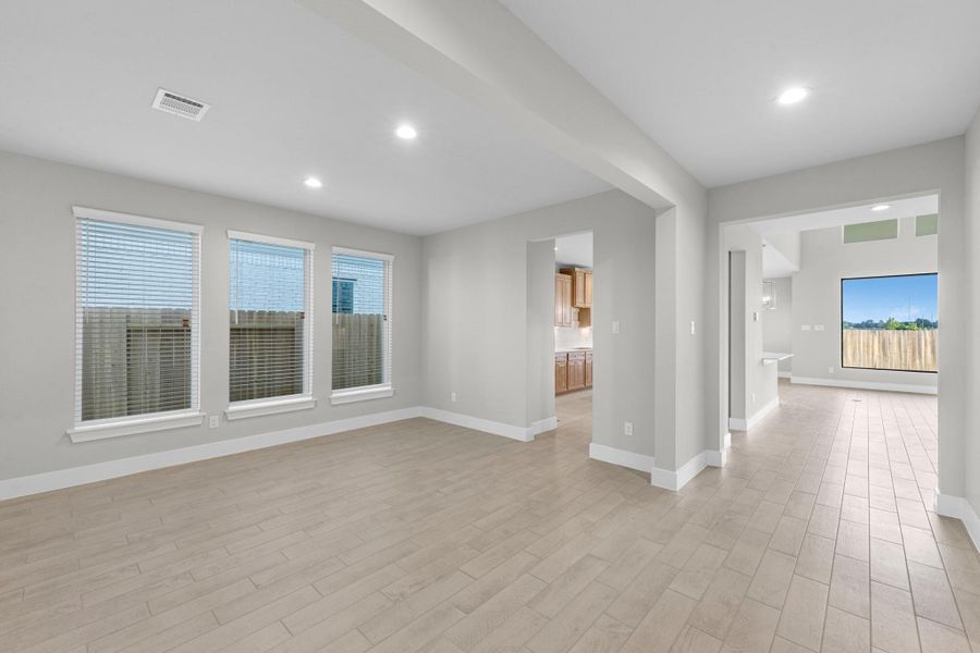Spacious, unfurnished interior of a new home in Morton Creek Ranch, Katy (Image 16).