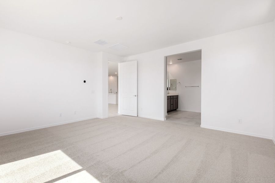 Spacious, unfurnished interior of a new home in Landmarke, San Tan Valley (Image 10).