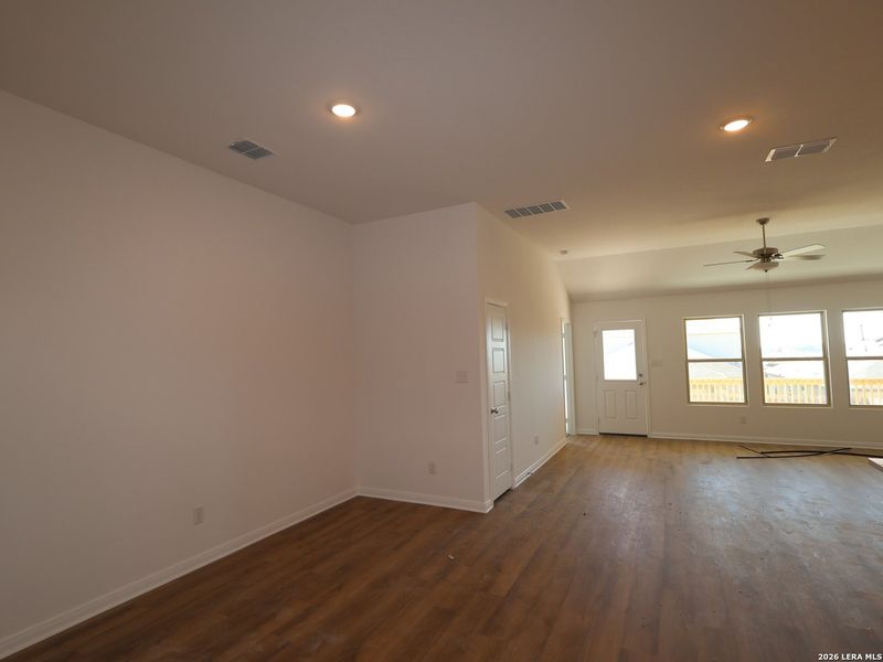 Spacious, unfurnished interior of a new home in Hunters Ranch, San Antonio (Image 20).