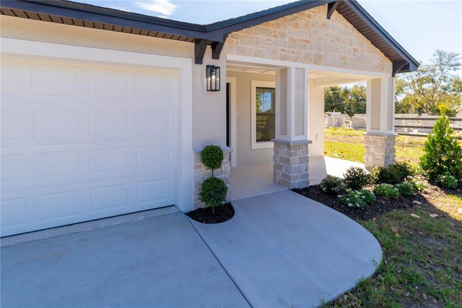 Exterior details and patio area of a home in , Lakeland (Image 39).