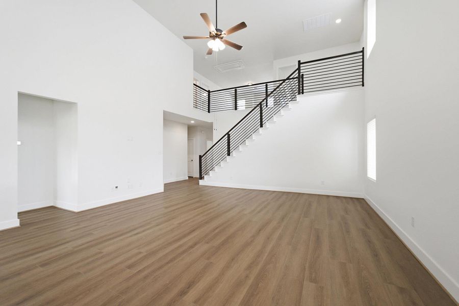 Spacious, unfurnished interior of a new home in Sunfield, Buda (Image 33).
