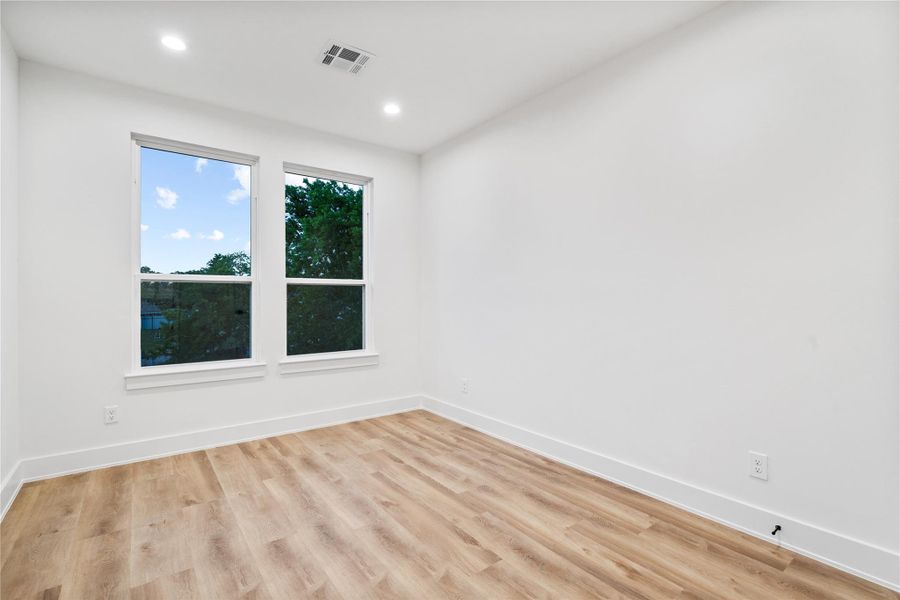 Ideal for family members, guests, or a home office. Neutral tones allow for easy personalization. Ideal for family members, guests, or a home office. Neutral tones allow for easy personalization.